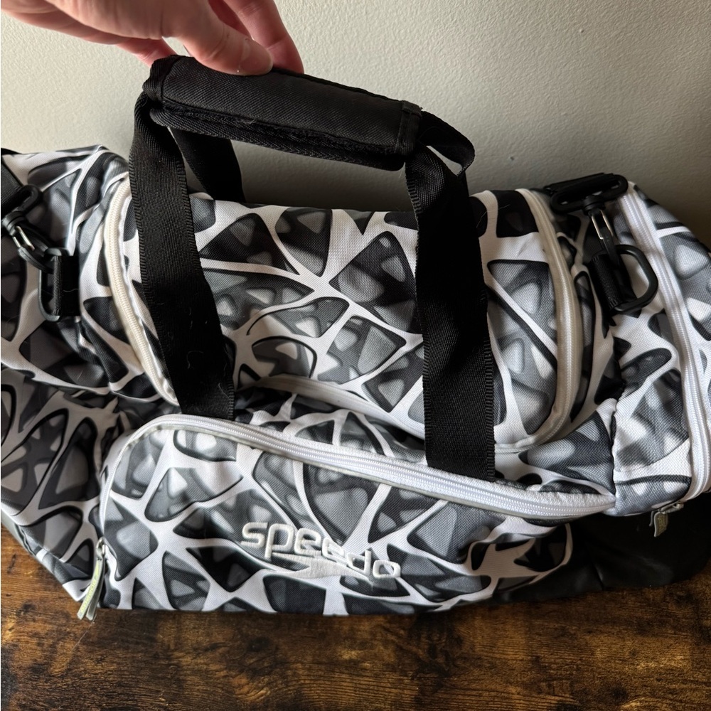 Speedo 30L Swim Duffel Bag • Black/Grey Geometric Print • Water Resistant - Picture 3 of 6